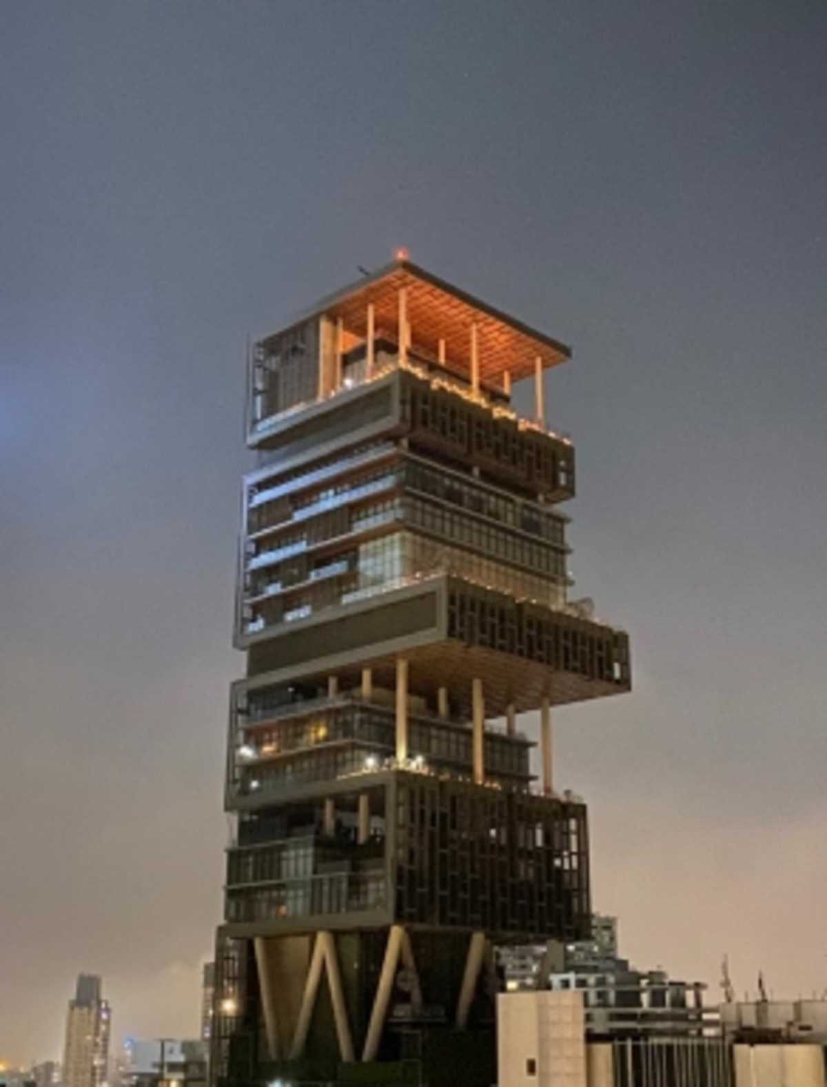 मुकेश अंबानी परिवार को ताजा धमकियां, मुंबई पुलिस ने युवक को हिरासत में लिया