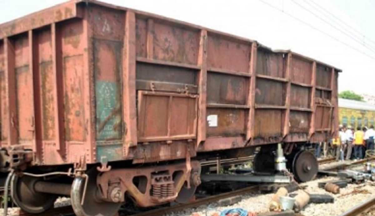 आंध्र प्रदेश: राजमुंदरी रेलवे स्टेशन के पास मालगाड़ी के पटरी से उतरने से नौ ट्रेनें रद्द आंध्र प्रदेश: राजमुंदरी रेलवे स्टेशन के पास मालगाड़ी के पटरी से उतरने से नौ ट्रेनें रद्द
