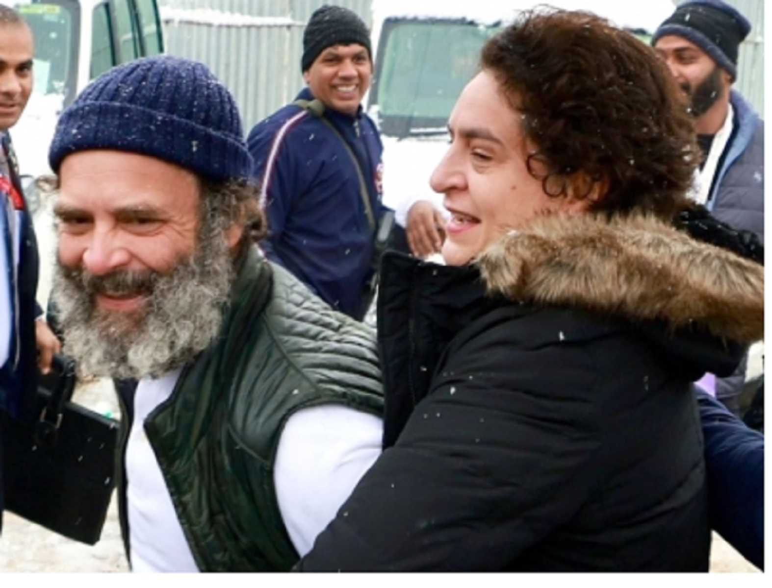 राहुल व प्रियंका ने जम्मू-कश्मीर के गांदरबल में माता खीर भवानी मंदिर में टेका मत्था