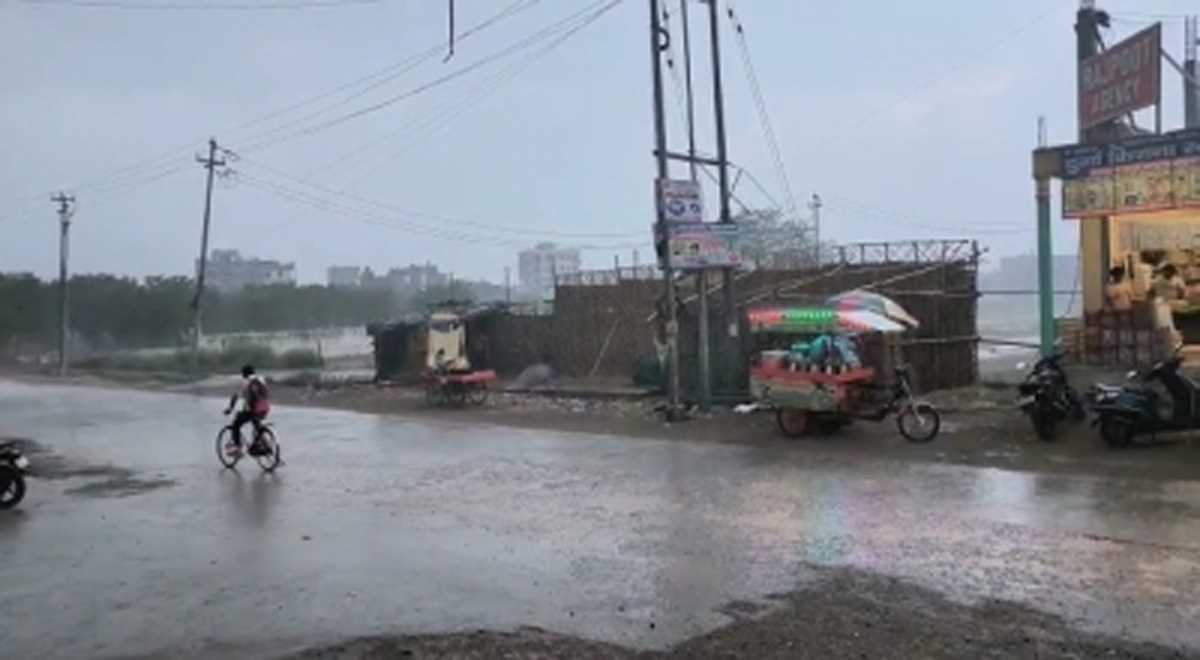 बारिश से एनसीआर का मौसम सुहाना, कई इलाकों में बिजली गुल