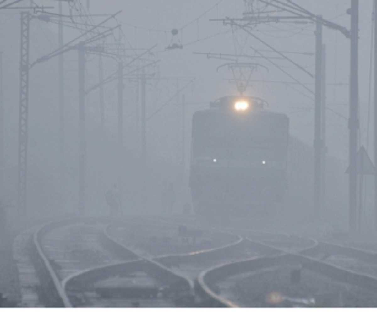 भीषण ठंड के बीच दिल्ली पहुंचने वाली 36 ट्रेन लेट भीषण ठंड के बीच दिल्ली पहुंचने वाली 36 ट्रेन लेट