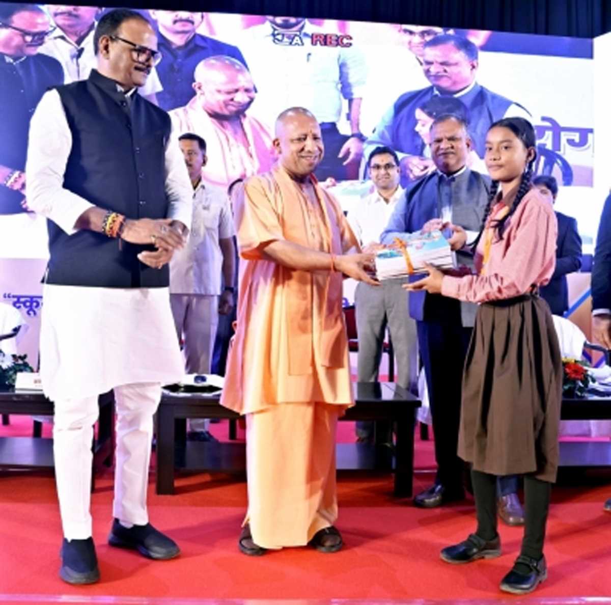 एक भी बच्चा न स्कूल जाने से वंचित हो और न संचारी रोग की चपेट में आए : योगी