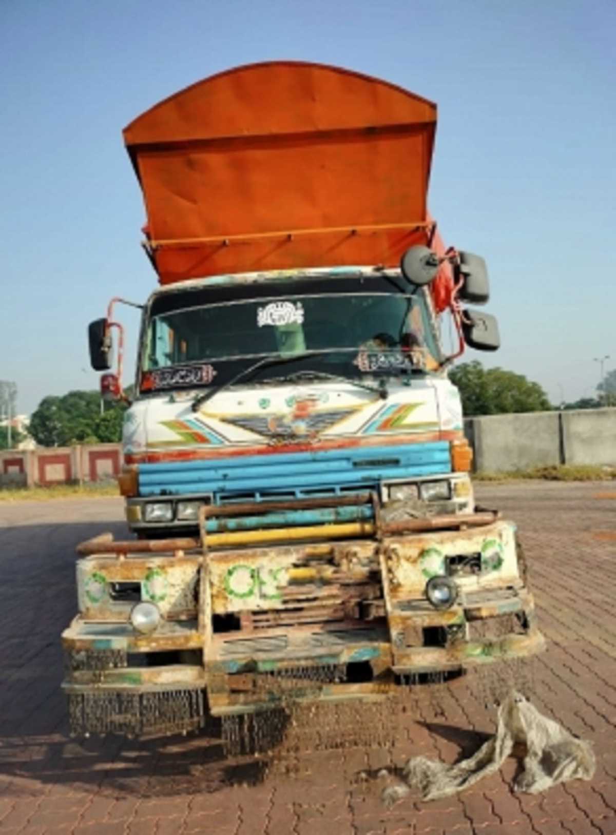 पाकिस्तानी ट्रक से संदिग्ध हेरोइन बरामद, ड्राइवर भी पकड़ा गया पाकिस्तानी ट्रक से संदिग्ध हेरोइन बरामद, ड्राइवर भी पकड़ा गया