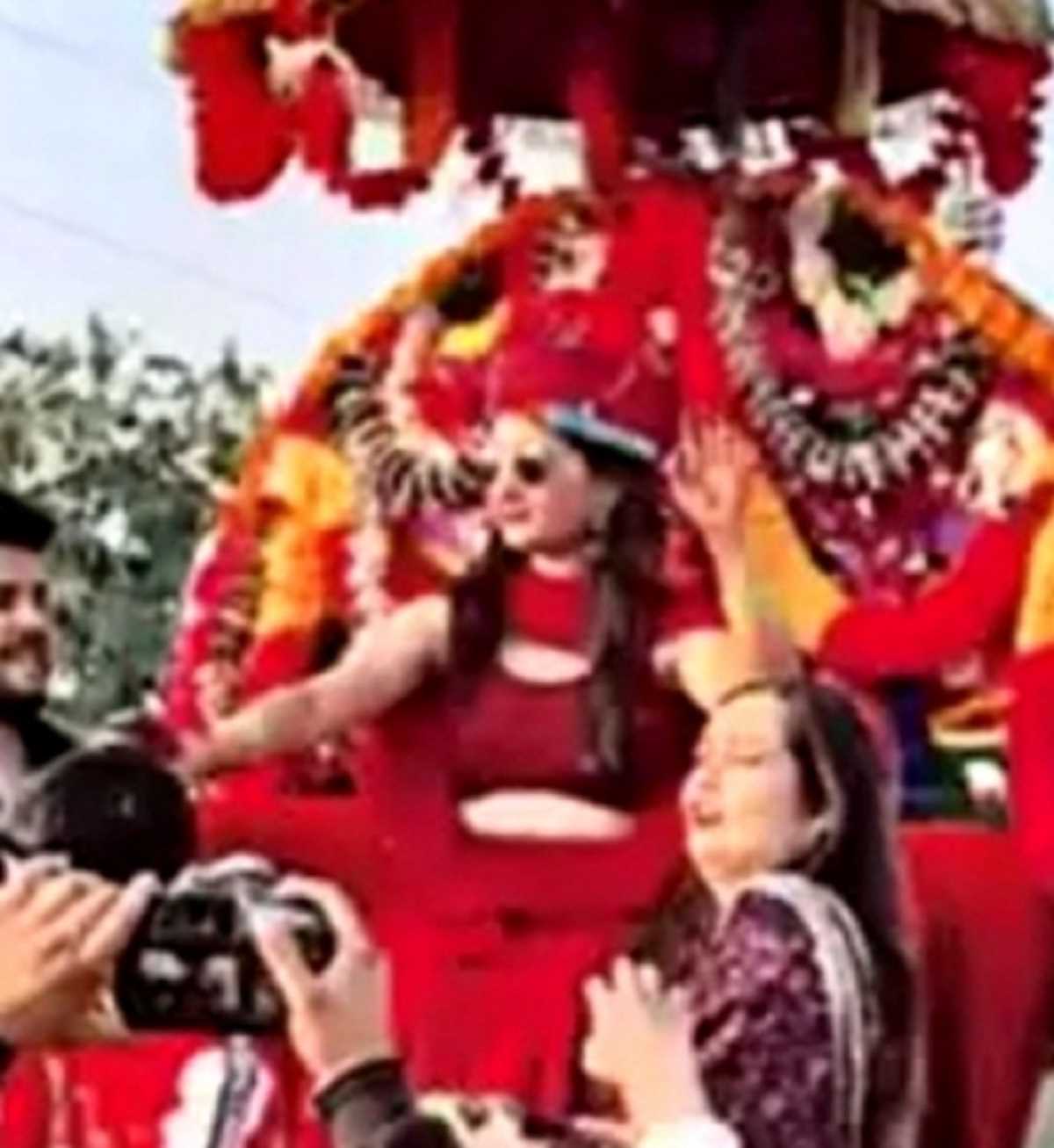 घोड़े पर सवार होकर दुल्हे के घर पहुंची दुल्हन, वीडियो सोशल मीडिया पर वायरल