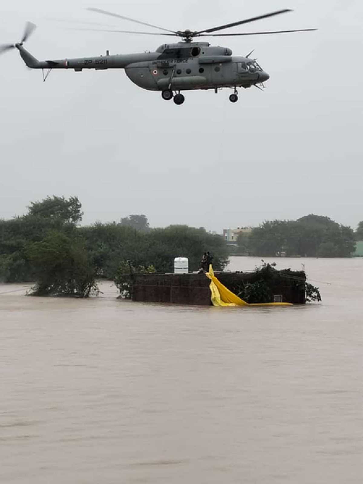 उज्जैन में बाढ़ में फंसे 3 लोगों को एयर लिफ्ट किया गया