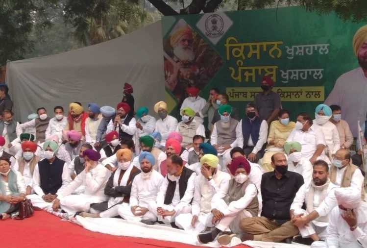 दिल्ली के जंतर-मंतर पर पंजाब के कांग्रेसी नेताओं का धरना प्रदर्शन जारी