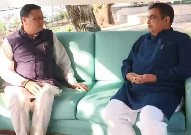 टिहरी पहुंचे केंद्रीय मंत्री नितिन गडकरी, पुष्कर धामी ने की मुलाकात