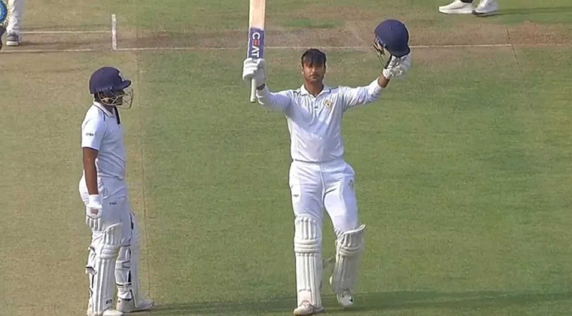 मयंक अग्रवाल ने दोहरा शतक जमाकर टीम के लिए अकेले लड़ी लड़ाई मयंक अग्रवाल ने दोहरा शतक जमाकर टीम के लिए अकेले लड़ी लड़ाई