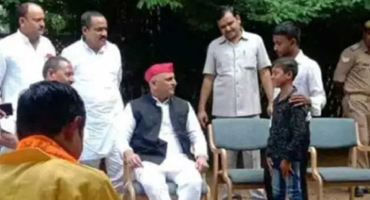 मुलायम के नन्हें समर्थक नवरतन से मिले अखिलेश, बोले, उठाएंगे बच्चे की पढ़ाई का खर्च