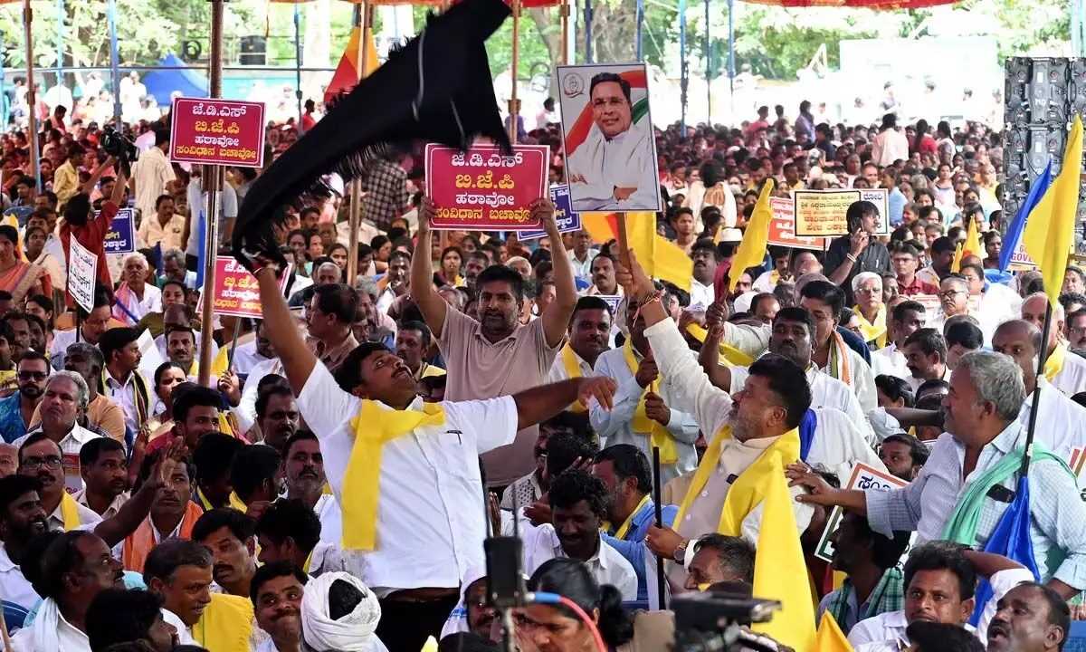 कर्नाटक में कांग्रेस का राजभवन चलो मार्च, प्रियांक खड़गे ने कहा- राज्यपाल बन गए हैं भाजपा की कठपुतली कर्नाटक में कांग्रेस का राजभवन चलो मार्च, प्रियांक खड़गे ने कहा- राज्यपाल बन गए हैं भाजपा की कठपुतली