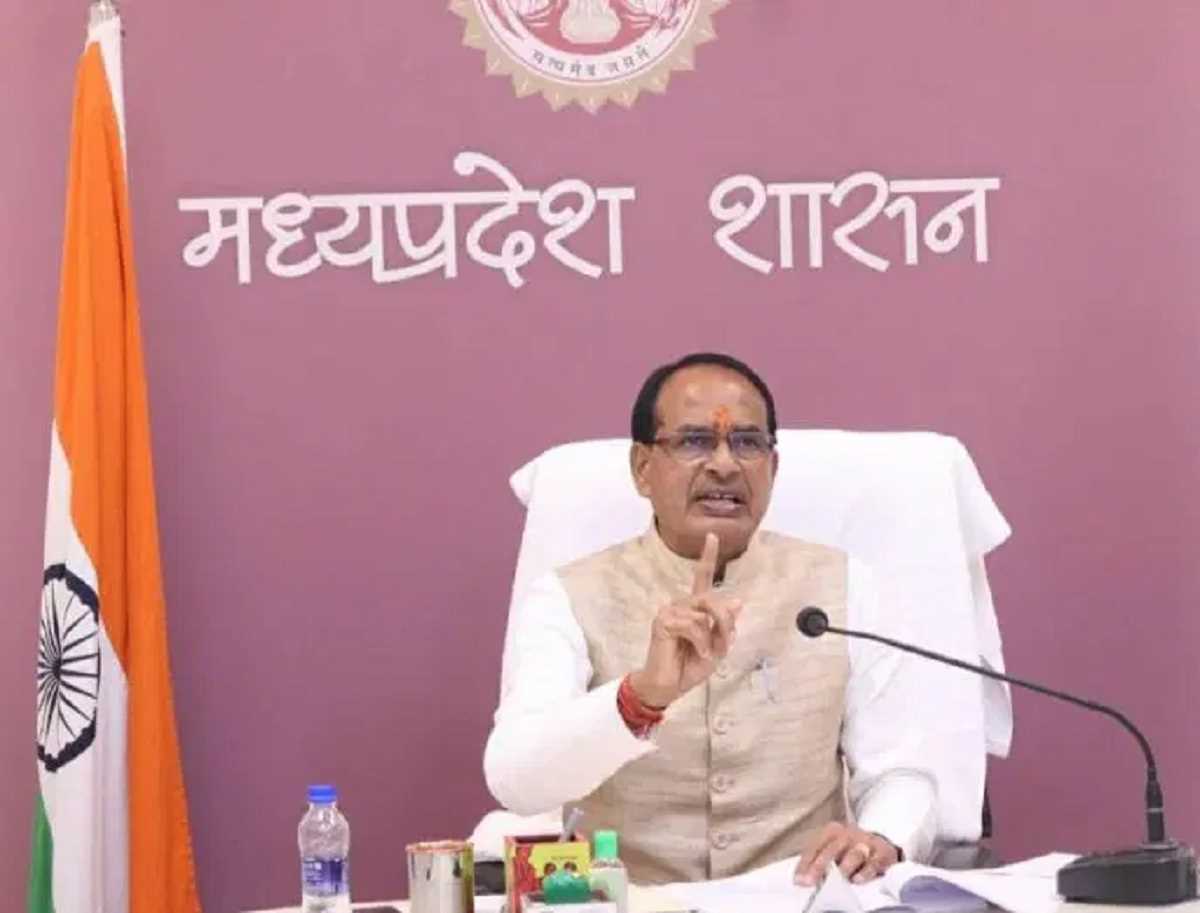 एसपी के बाद झाबुआ कलेक्टर को हटाया, 24 घंटों में सीएम शिवराज का एक और बड़ा एक्शन