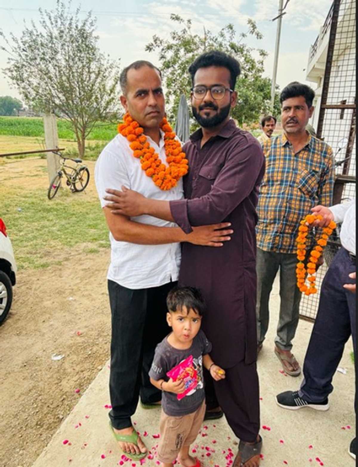 उत्तर प्रदेश : बीमार बेटी का इलाज कराने अपने घर कन्नौज आया जवान ड्यूटी पर लौटा उत्तर प्रदेश : बीमार बेटी का इलाज कराने अपने घर कन्नौज आया जवान ड्यूटी पर लौटा