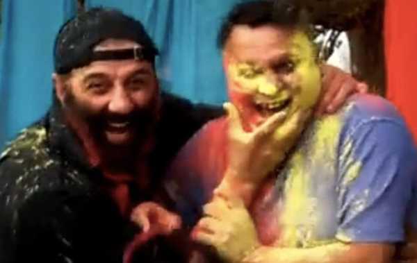 सनी देओल ने गदर 2 के सेट पर मनाई होली