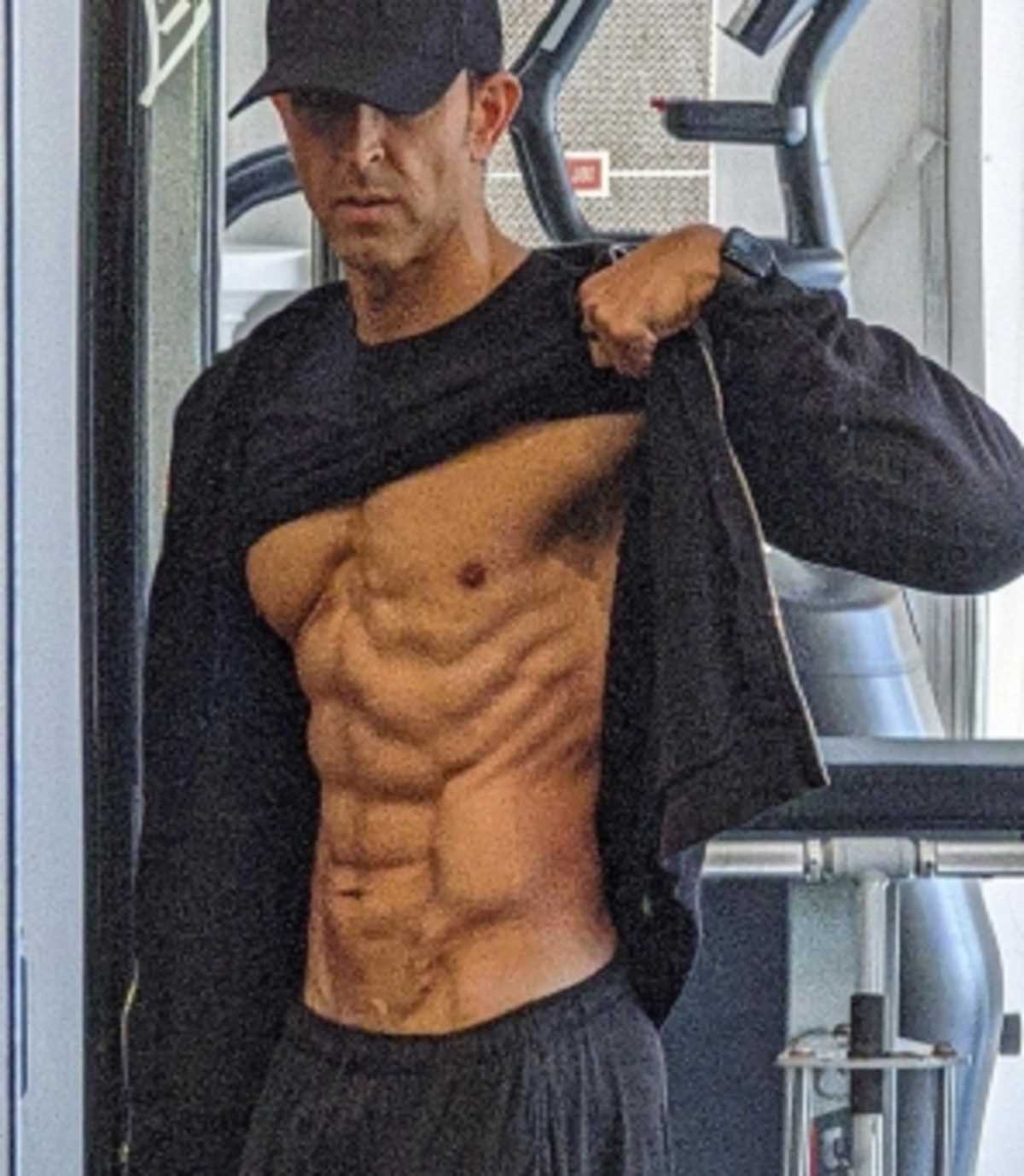 अभिनेता ऋतिक रोशन ने 2023 की शुरुआत में दिखाए सिक्स पैक एब्स