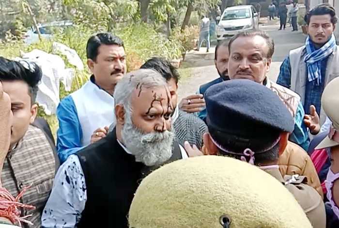 रायबरेली में सोमनाथ भारती पर फेंकी गई स्याही, कर रहे थे निरीक्षण