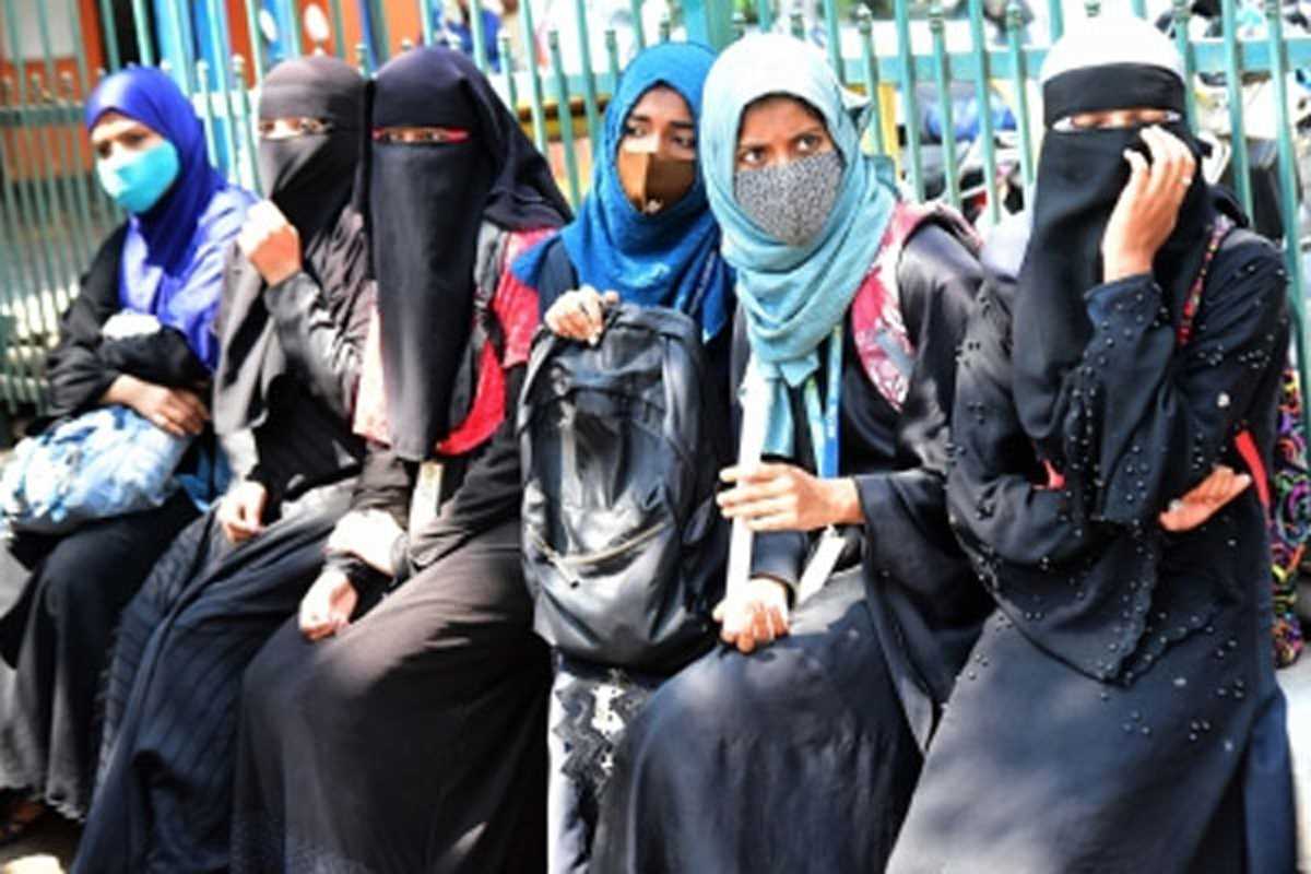 कर्नाटक : प्रिंसिपल के समझाने के बाद छात्रा ने हिजाब हटाकर दी परीक्षा कर्नाटक : प्रिंसिपल के समझाने के बाद छात्रा ने हिजाब हटाकर दी परीक्षा
