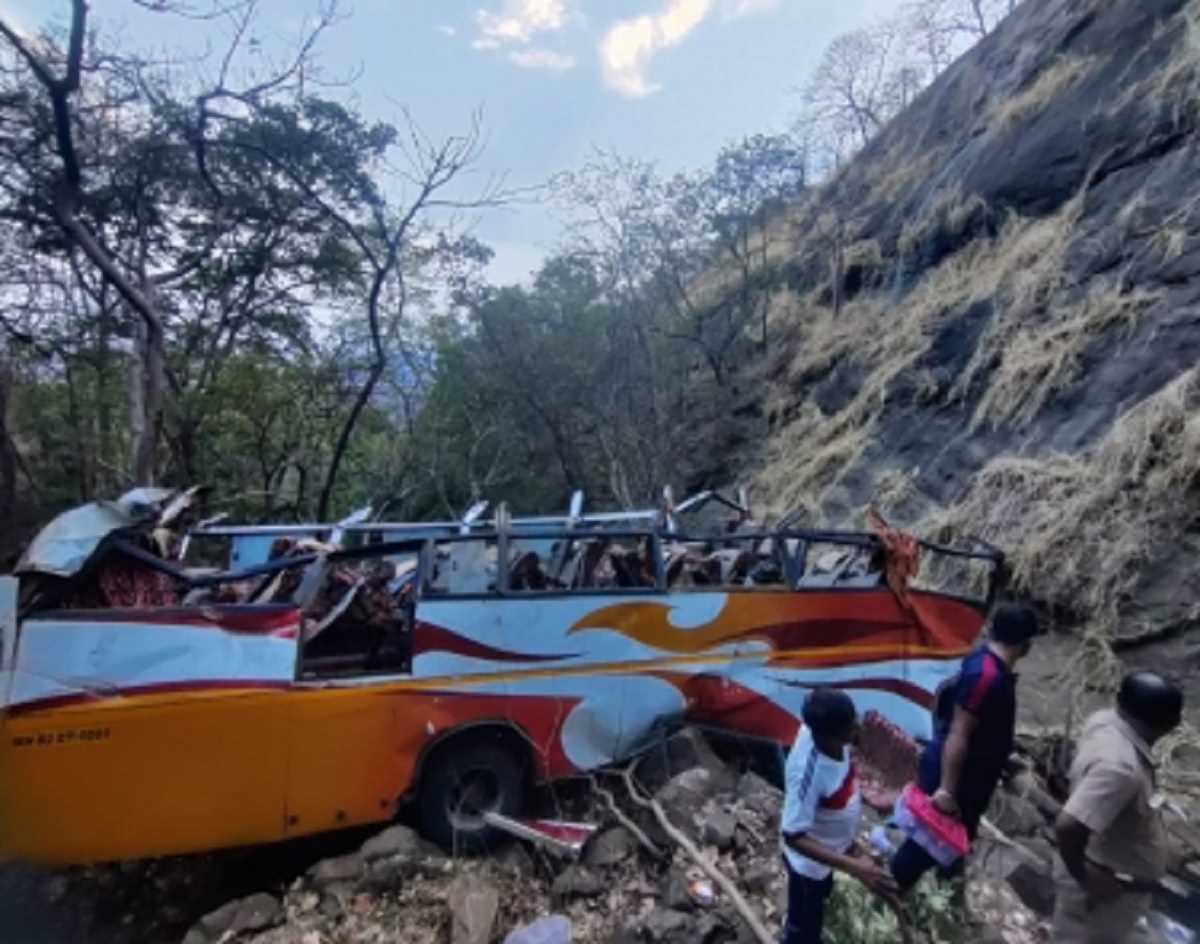 मुंबई-पुणे हाईवे पर बस खाई में पलटी, 12 यात्रियों की मौत