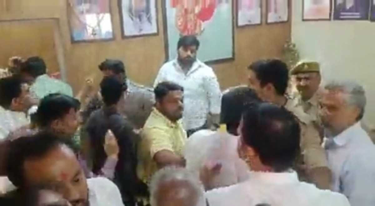 गाजियाबाद में निकाय चुनाव के लिए टिकट बंटवारे को लेकर भाजपा कार्यकर्ताओं में जमकर मारपीट, लात घूसे चले