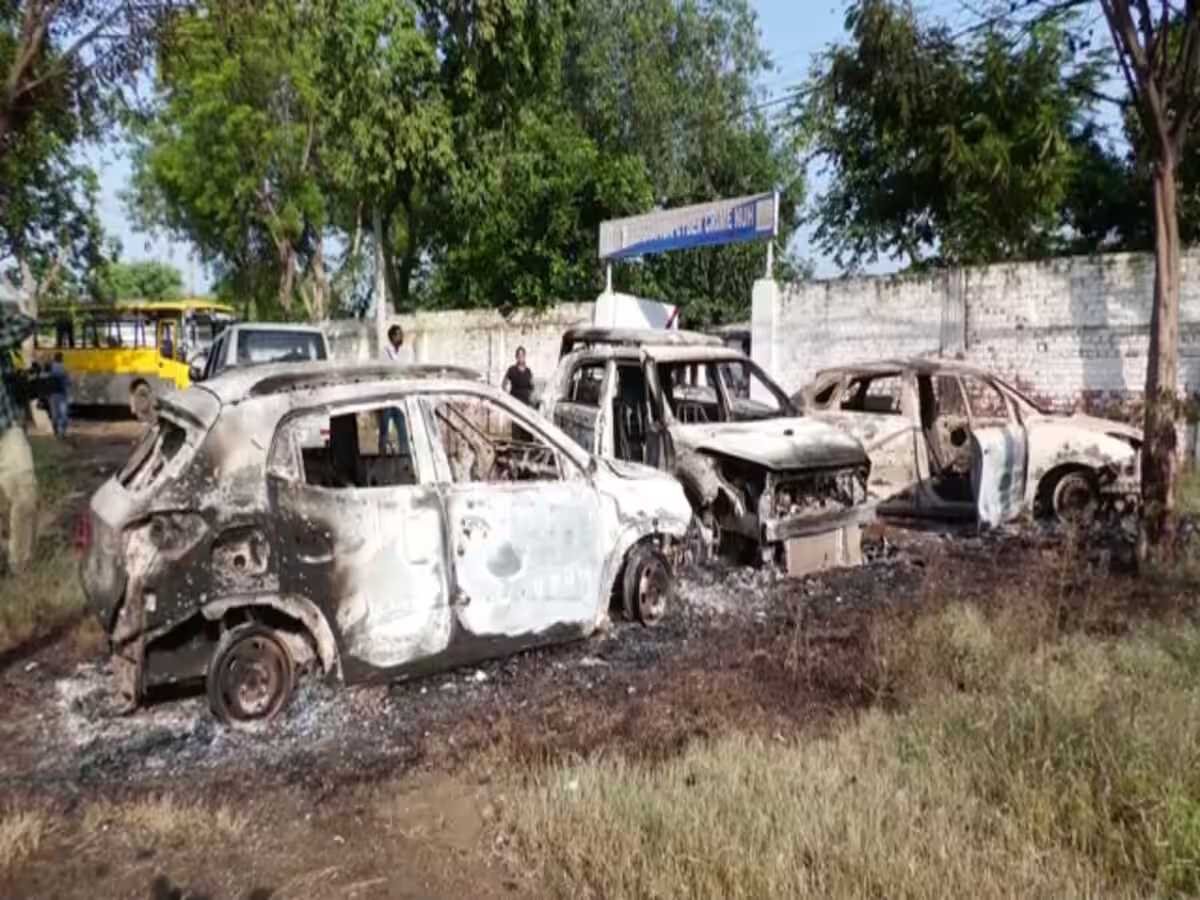 दंगाइयों की भीड़ और पत्थरबाजी के बीच फंसी थी महिला जज और उनकी तीन साल की बेटी, फूंक दी गाड़ी