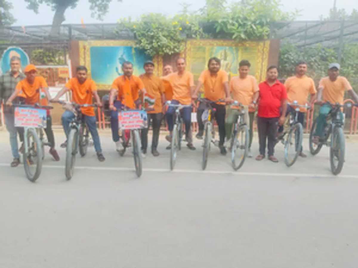 अयोध्या : सूरत के ज्वेलर्स कर्मचारियों संग साइकिल से पहुंचे रामनगरी, रामलला के किए दर्शन
