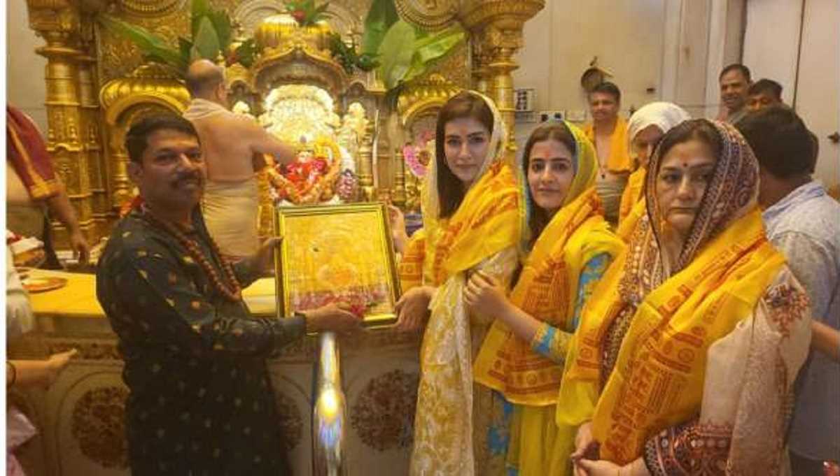 नेशनल अवॉर्ड जीतने के बाद कृति सैनन ने सिद्धिविनायक मंदिर में की पूजा