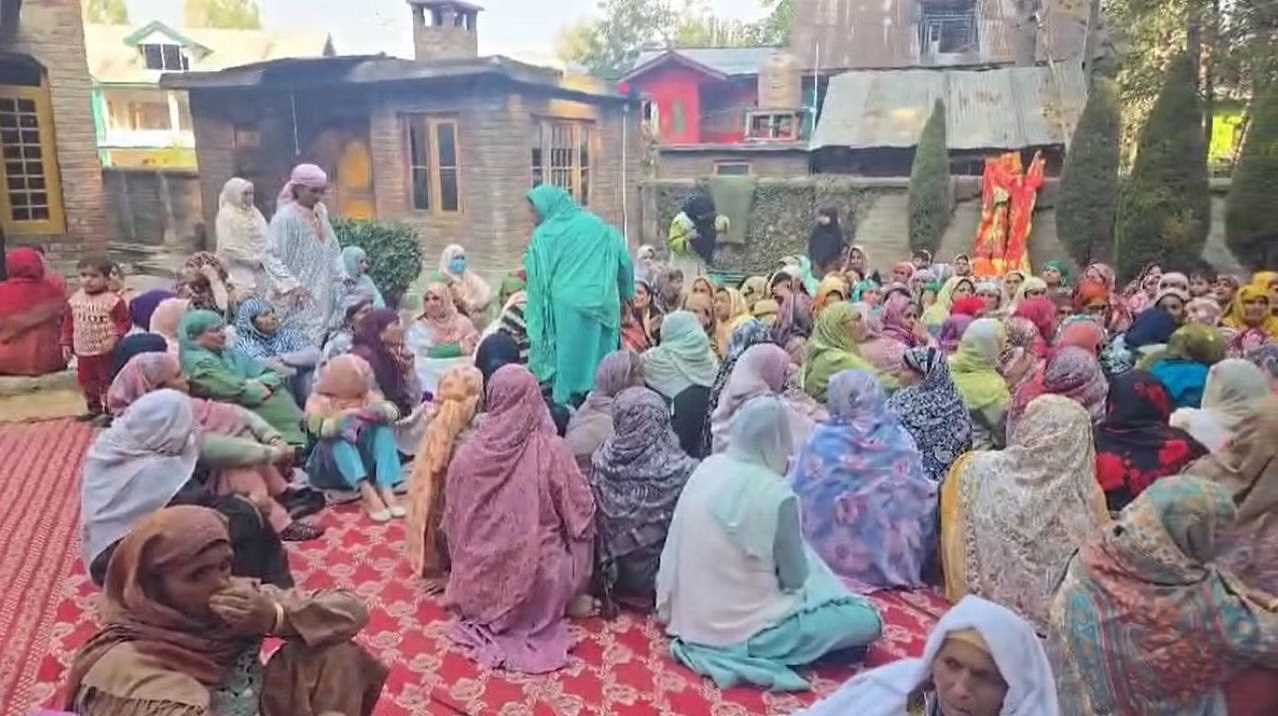 जम्मू के गांदरबल में हुए आतंकी हमले में मारे गए लोगों के परिजनों का रो-रो कर बुरा हाल