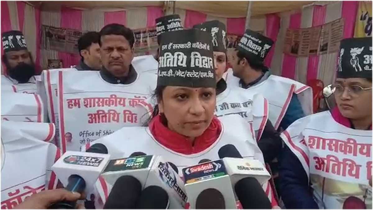 एमपी गजब है, यहां शिक्षक बेच रहे हैं भेलपुरी! जाने क्या है पूरा मामला