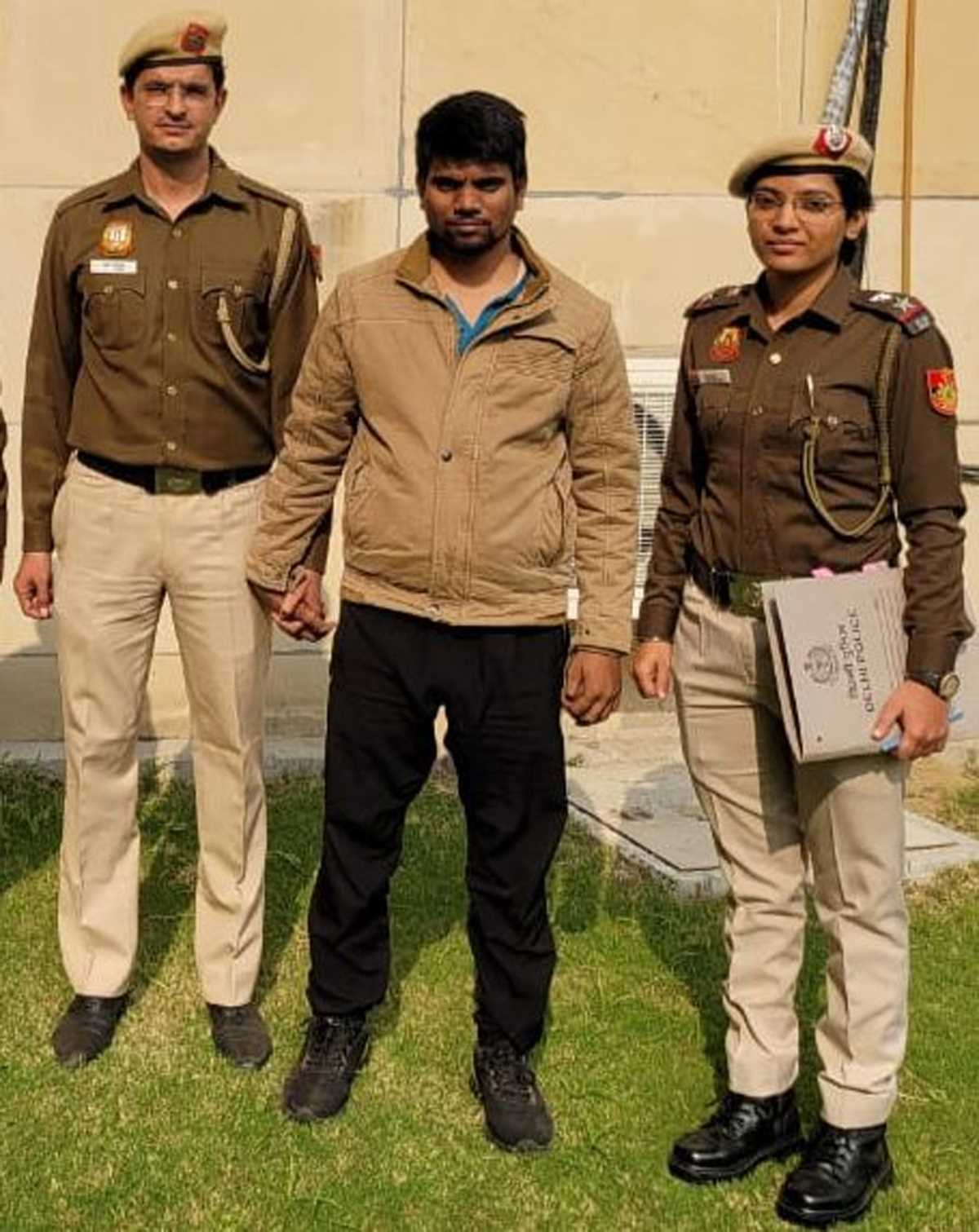 आठवीं पास बन बैठा आईपीएस, इंस्टाग्राम पर बनाये 20 हजार से अधिक फॉलोअर्स