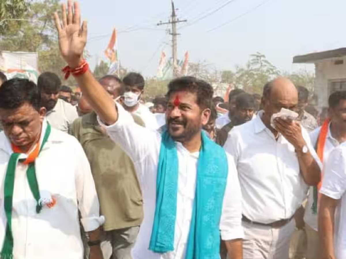 रैली के रूप में गांधी भवन के लिए रवाना हुए रेवंत रेड्डी