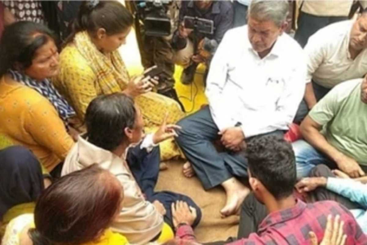 अंकिता हत्याकांड मामला : पूर्व सीएम हरीश रावत मिले अंकिता के परिजनों से, बंधाया ढांढस अंकिता हत्याकांड मामला : पूर्व सीएम हरीश रावत मिले अंकिता के परिजनों से, बंधाया ढांढस