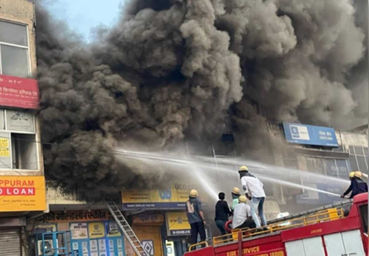 जयपुर के गोदाम में भीषण आग : दमकल की 30 से अधिक गाड़ियां मौजूद, लोगों को निकाला बाहर