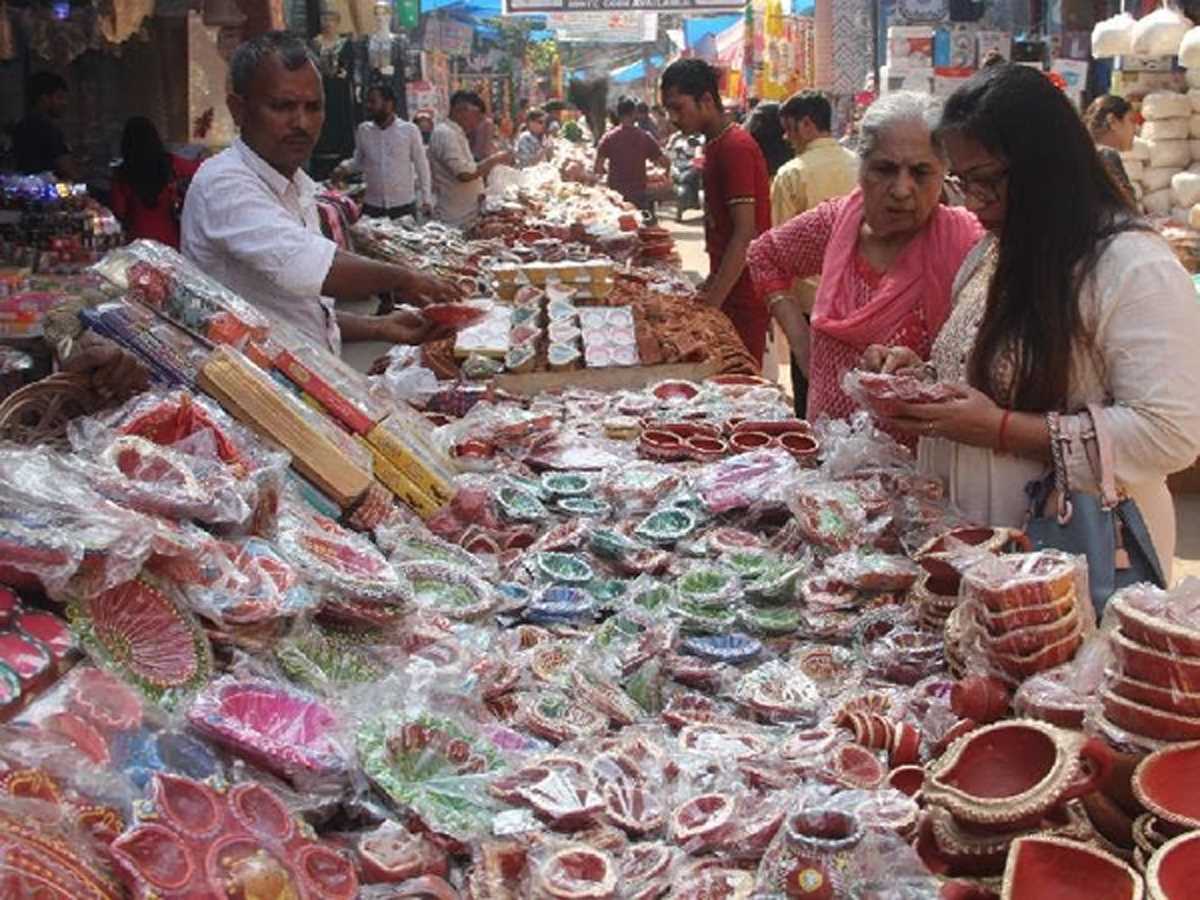 धनतेरस पर जमकर हो रही खरीदारी दो दिन में 1500 करोड़ के व्यापार की संभावना
