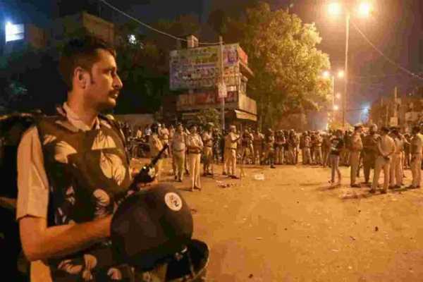 दिल्ली के जहांगीरपुरी में दो समुदायों के बीच झड़प, इलाके में फैली दहशत