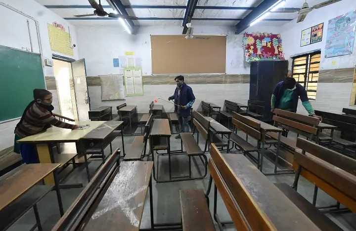 10 महीने बाद दिल्ली में खुले 10वीं एवं 12वीं के स्कूल, बोर्ड परीक्षाओं की होगी तैयारी 10 महीने बाद दिल्ली में खुले 10वीं एवं 12वीं के स्कूल, बोर्ड परीक्षाओं की होगी तैयारी