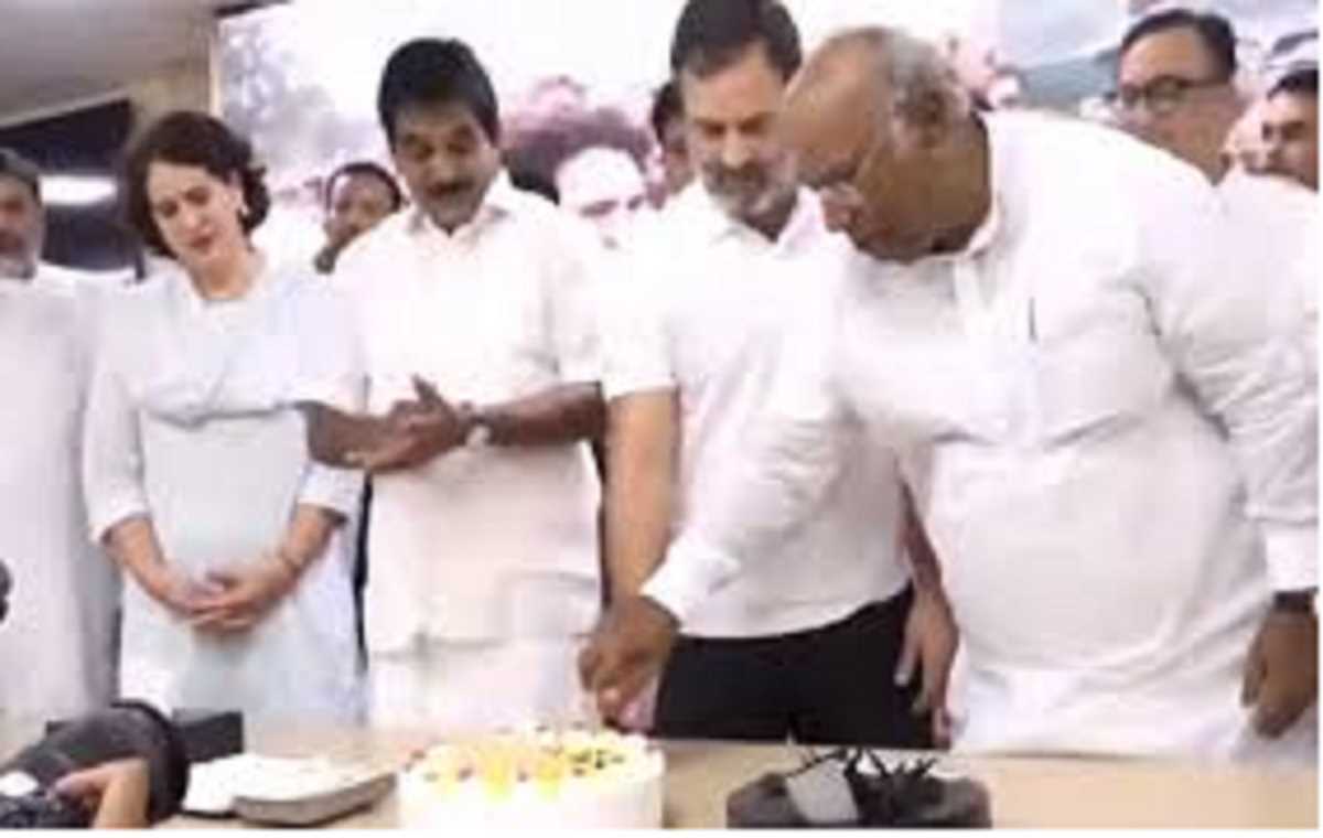 राहुल गांधी ने जन्मदिन पर कांग्रेस दफ्तर में काटा केक, खड़गे, प्रियंका समेत कई नेताओं ने दी बधाई राहुल गांधी ने जन्मदिन पर कांग्रेस दफ्तर में काटा केक, खड़गे, प्रियंका समेत कई नेताओं ने दी बधाई