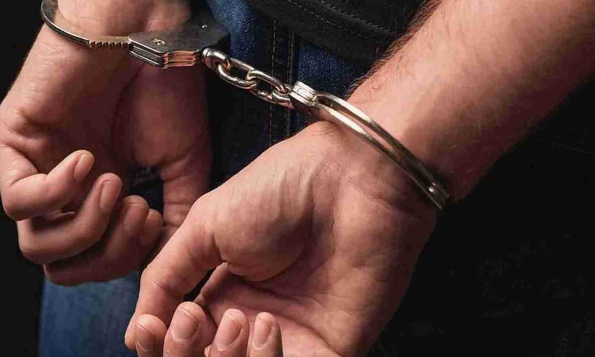 1476 करोड़ रुपये की तस्करी मामले में गिरफ्तार युवक की मां ने कहा- बेटा बेकसूर 1476 करोड़ रुपये की तस्करी मामले में गिरफ्तार युवक की मां ने कहा- बेटा बेकसूर