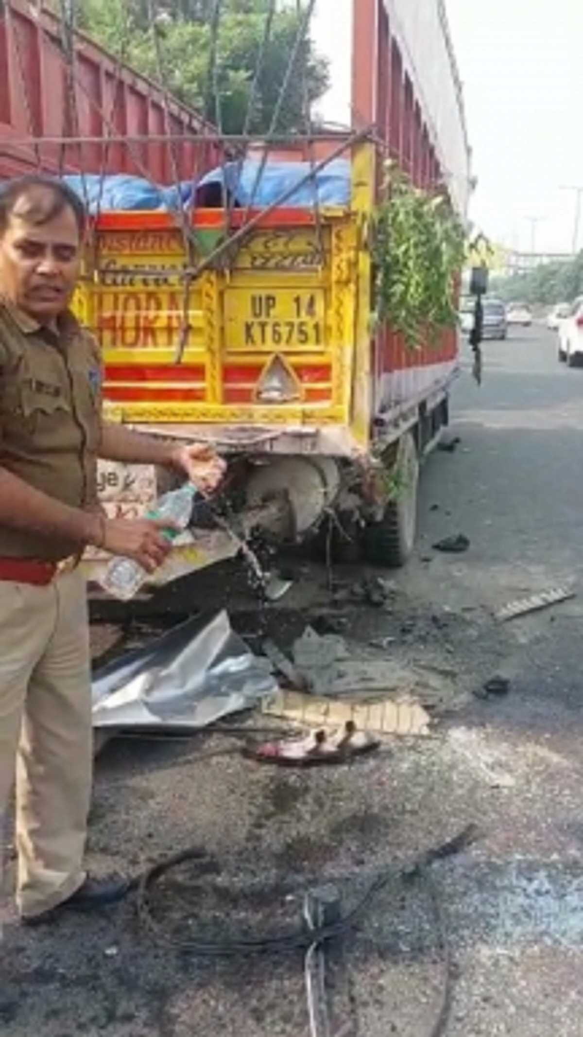 ग्रेटर नोएडा - नोएडा एक्सप्रेस-वे पर हुआ भीषण हादसा, कार ने खड़े कैंटर में मारी टक्कर, एक महिला की मौत, 3 घायल