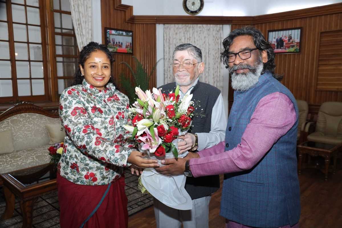 राज्यपाल से मुख्यमंत्री हेमन्त सोरेन एवं उनकी धर्मपत्नी व विधायक कल्पना मुर्मू सोरेन ने भेंट की