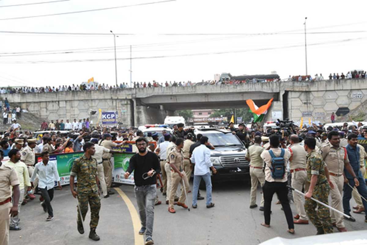 समर्थकों के विरोध के बीच पुलिस ने चंद्रबाबू नायडू को विजयवाड़ा शिफ्ट किया