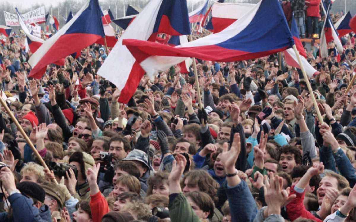 सरकार के विरोध में चेक गणराज्य के लोगों ने प्राग में निकाली रैली