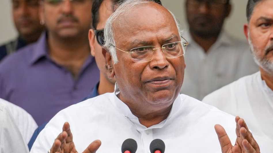 उन दलों का स्वागत है, जो संविधान की प्रस्तावना में विश्वास रखते हैं : खड़गे