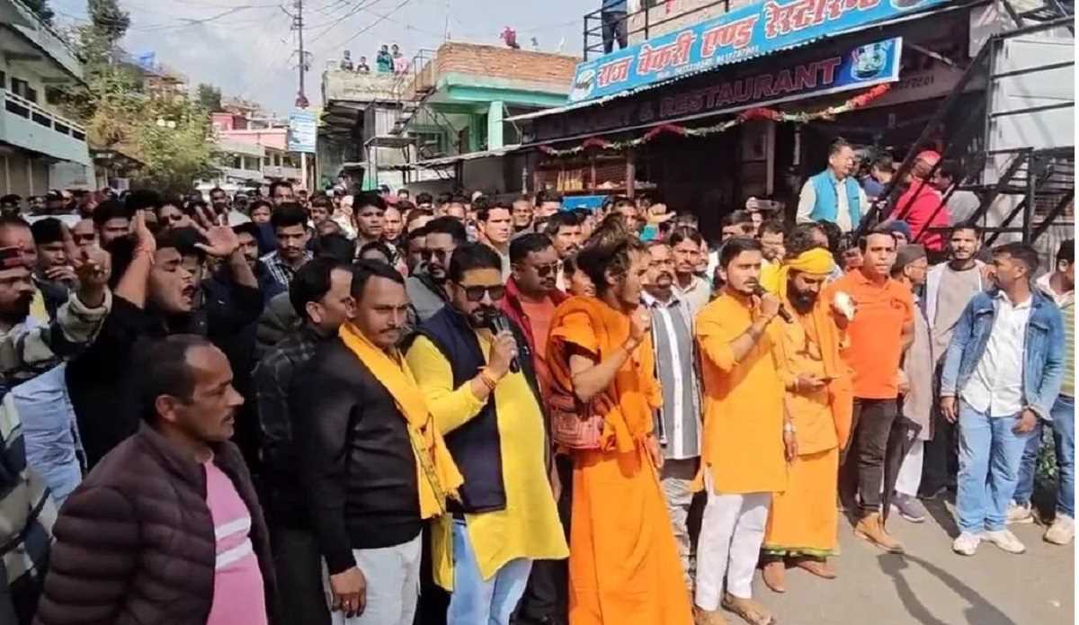 उत्तराखंड: बेरीनाग मस्जिद विवाद ने पकड़ा तूल, विरोध में सड़क पर उतरे लोग