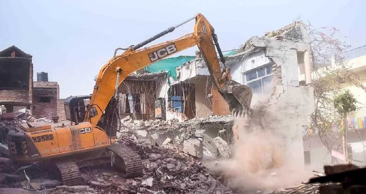 MP News: सतना में दुष्कर्मी के मकान को गिराया गया