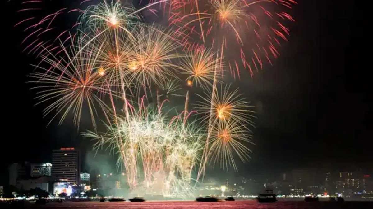 बीसीसीआई ने दिल्ली, मुंबई मैच में पटाखों के इस्तेमाल पर रोक लगा दी