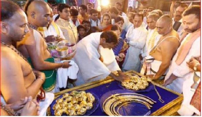 चंद्रशेखर राव ने तिरुपति मंदिर में 5 करोड़ के आभूषण चढ़ाये