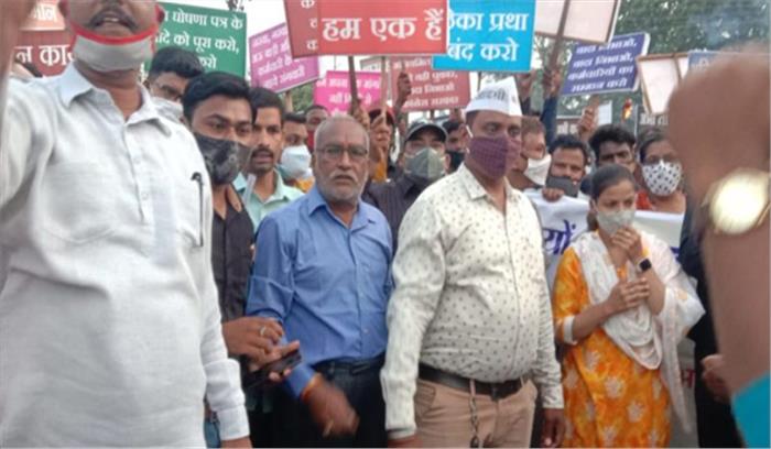 मशाल रैली : जिला मुख्यालयों में गूंजा कर्मचारियों का नारा ‘आर या पार-नियमित करें सरकार’ मशाल रैली : जिला मुख्यालयों में गूंजा कर्मचारियों का नारा ‘आर या पार-नियमित करें सरकार’