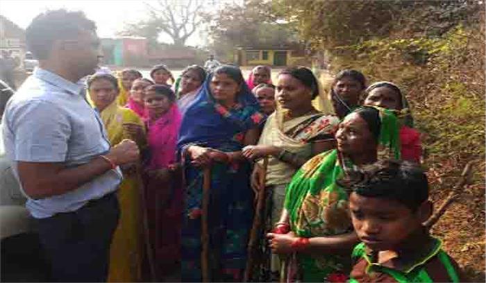 कलेक्टर ने ग्रामीण महिलाओं से मुलाकात की कलेक्टर ने ग्रामीण महिलाओं से मुलाकात की