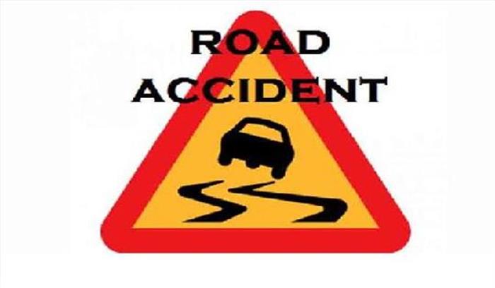 पेड़ से टकराई कार, महिला समेत 3 की मौत