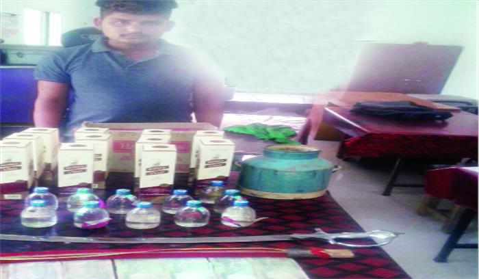 ढाबा में शराब बेचतेे संचालक पकड़ाया