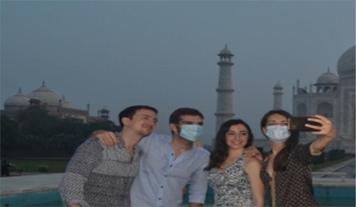 कोविड के मामले घटने पर भारत ने विदेशी पर्यटकों को आने की अनुमति दी